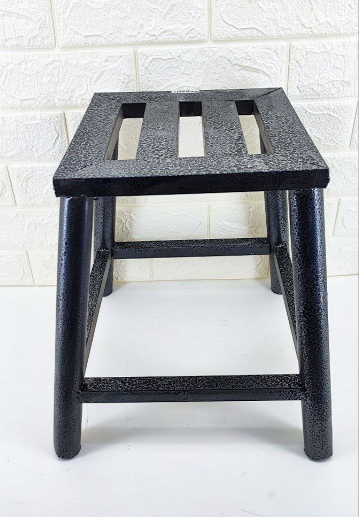 چهارپایه فلزی